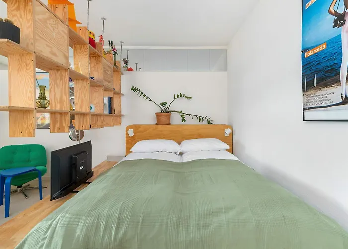 Colorful & Designer In The Centre Of By Renters דירה