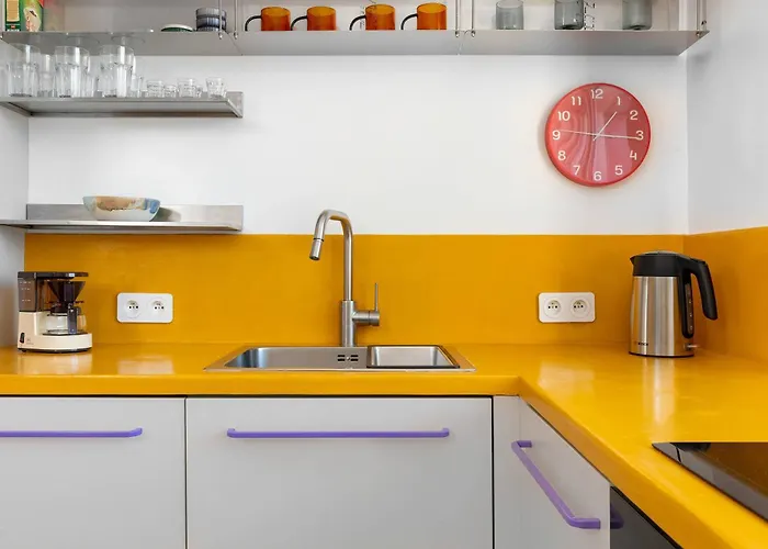 Colorful & Designer In The Centre Of By Renters דירה *