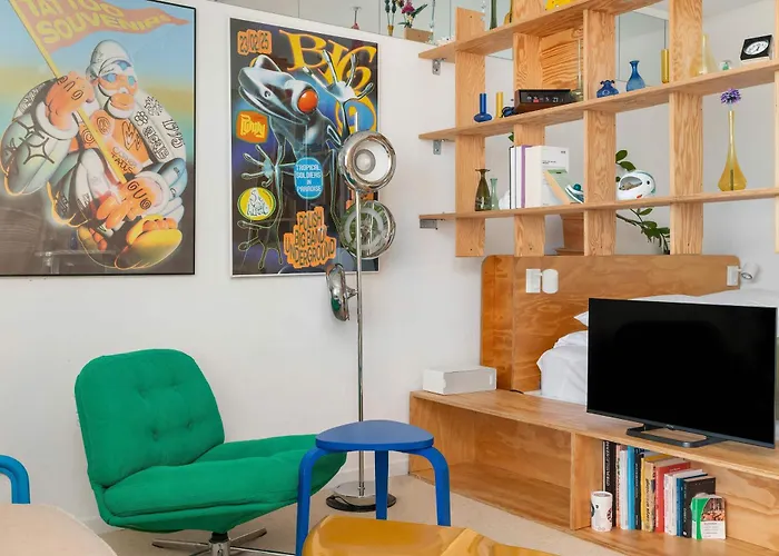 Colorful & Designer In The Centre Of By Renters דירה