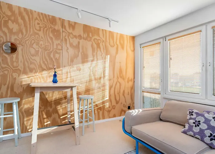 Colorful & Designer In The Centre Of By Renters דירה *