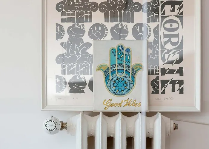 Colorful & Designer In The Centre Of By Renters * גדינייה